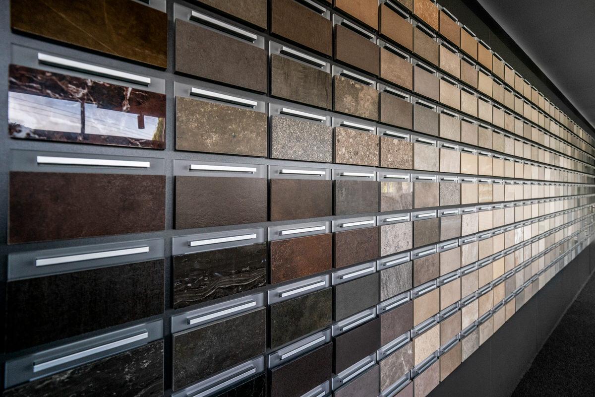 Fliesenmusterwand mit kleinen Fliesen in schräger Perspektive in der Designwerkstatt Croonen Fliesenhandel