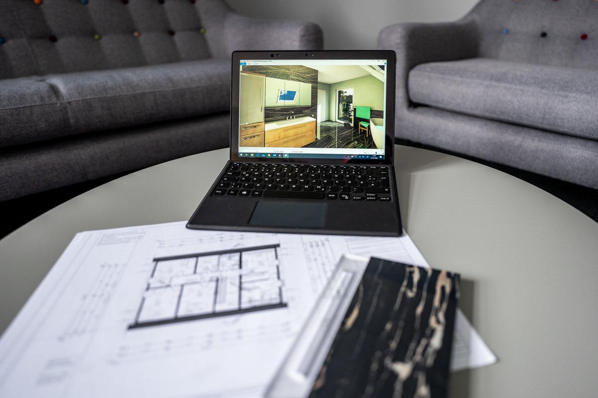 Grundriss eines Bauprojekts auf Laptop im Treffpunkt Designwerkstatt Croonen Fliesenhandel