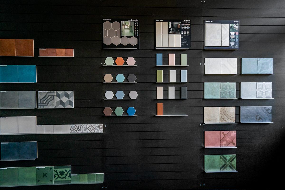 Fliesenausstellung mit kleinen Fliesen in der Designwerkstatt Croonen Fliesenhandel