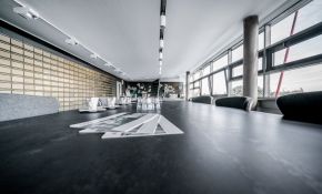 Fliesenmusterwand mit kleinen Fliesen in der Designwerkstatt Croonen Fliesenhandel