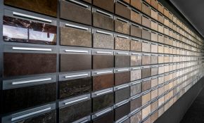 Fliesenmusterwand mit kleinen Fliesen in schräger Perspektive in der Designwerkstatt Croonen Fliesenhandel