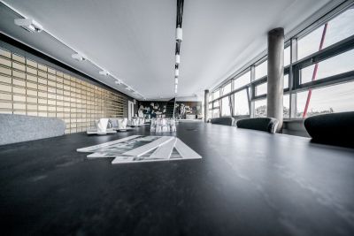 Wand mit Fliesenmustern in der Designwerkstatt von Croonen Fliesenhandel